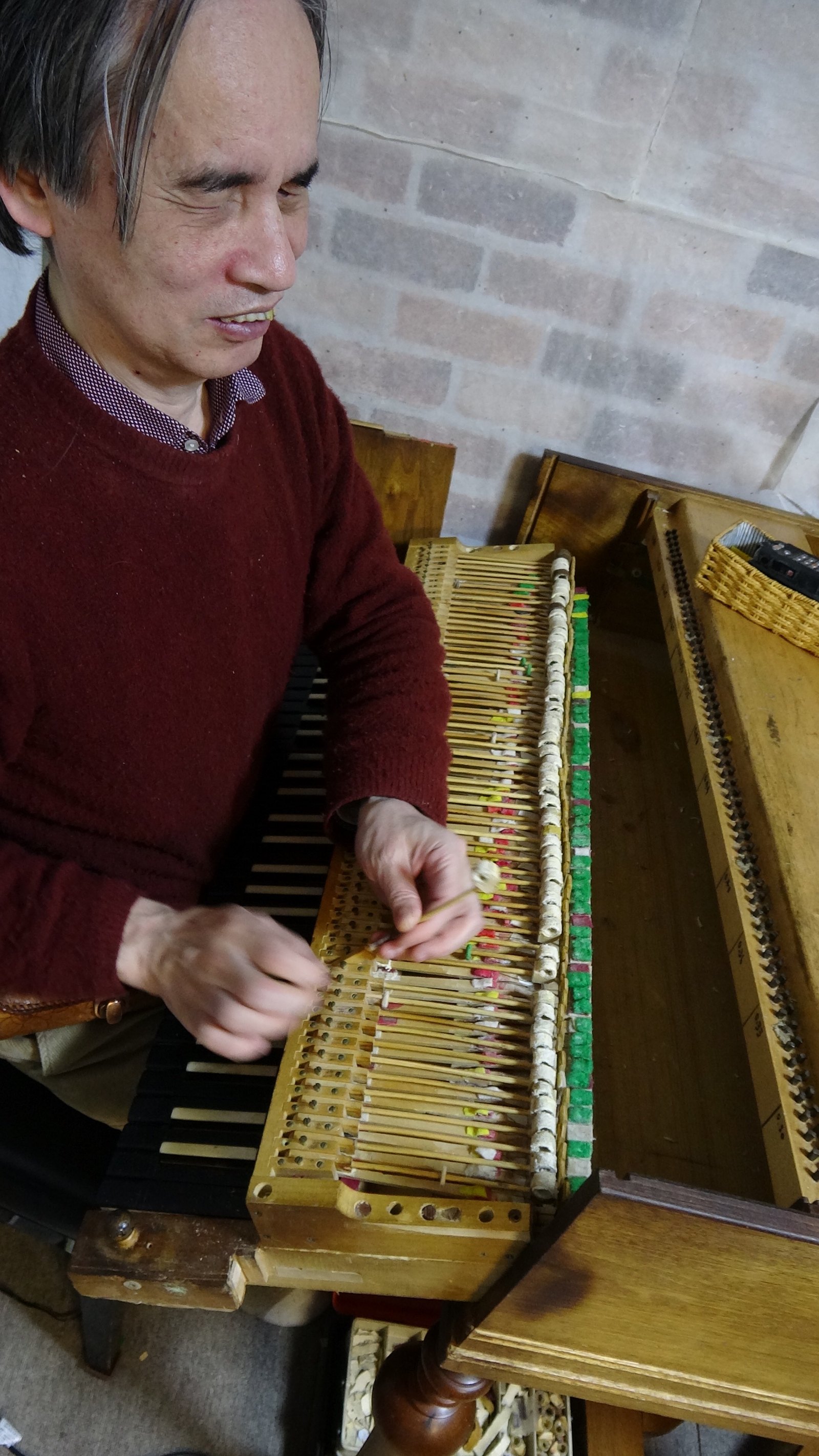 楽器の修繕に向かう武久源造